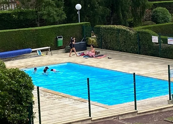 Picsine, Tennis Sevigne 300m *